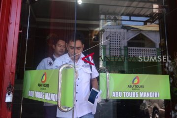 Penggeledahan Kantor Abu Tour Makassar