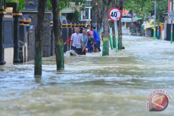 Kota Sampang banjir, lalu lintas lumpuh