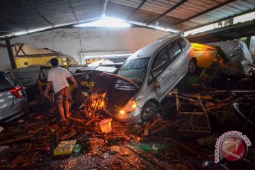 Banjir Cicaheum membuat 17 mobil rusak bertumpukkan