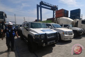 16 kendaraan mewah sitaan milik Abdul Latif tiba di Tanjung Priok