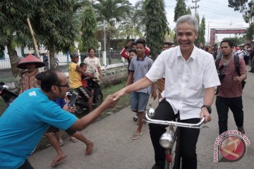 Ganjar "ngabuburit" dengan bersepeda kunjungi panti asuhan