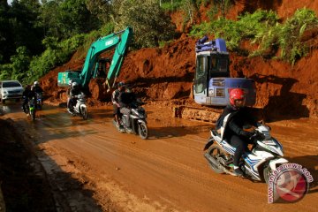 Longsor jalan trans Sulawesi