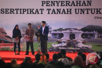 Presiden bagikan sertifikat tanah