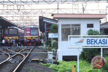 Perjalanan KRL Cikarang-Bekasi terhambat truk crane mogok