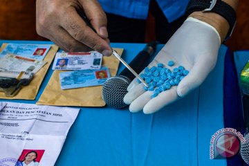 Polisi musnahkan 576 pil ekstasi dengan cara diblender