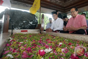 Rizal Ramli ziarah makam Soekarno