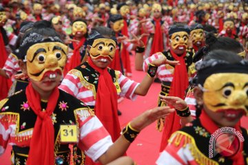 Tari topeng kolosal HUT Kediri