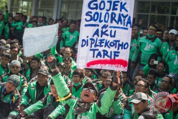 Ratusan pengemudi taksi-ojek daring demo di DPRD Surabaya