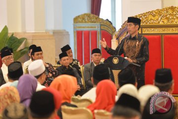 Presiden silaturahim dengan pengurus-nasabah bank wakaf mikro