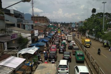 Lalu lintas di sekitar Cicaheum, Bandung, macet lagi