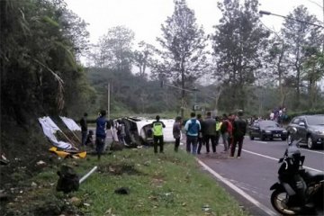 Kecelakaan minibus di turunan Emen diduga akibat kelalaian sopir