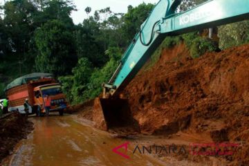 Longsor jalan Trans Sulawesi