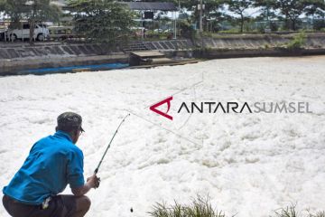 Memancing Ikan di Sungai Penuh Busa