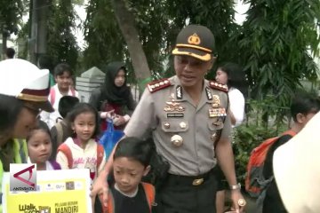 Polisi di Bandung antar siswa ke sekolah