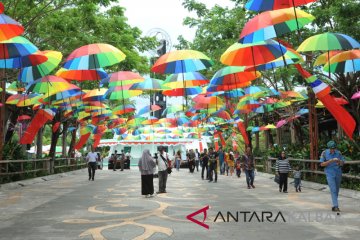 Saat hari tanpa bayangan, pengunjung Tugu Khatulistiwa melonjak tinggi