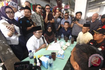 Ridwan Kamil kunjungi pedagang pasar di Bogor