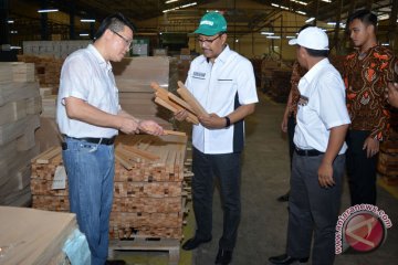 Kunjungan Gus Ipul di perusahaan furnitur