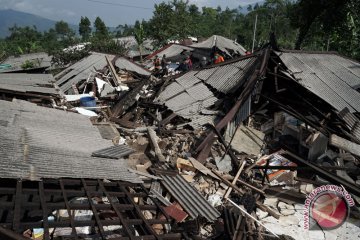 Bersihkan puing akibat gempa