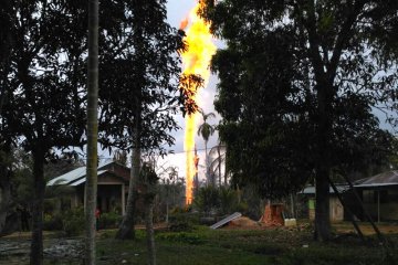 Kebakaran sumur minyak ilegal di Aceh