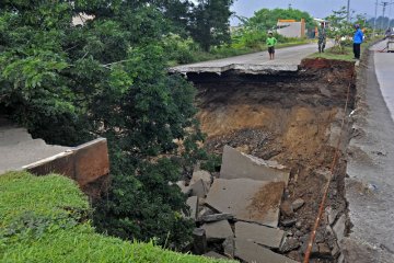 Jalan Cilegon Amblas