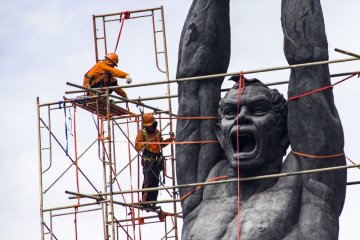 Perawatan patung pemuda membangun