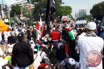 Jalan Merdeka Timur lumpuh karena unjuk rasa