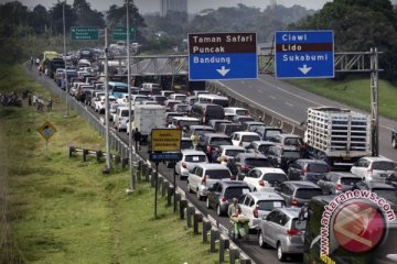 Jelang tengah malam, jalur Puncak-Cianjur makin padat