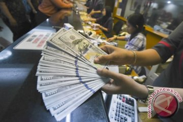 Rupiah melemah tipis ke Rp13.867 Senin pagi