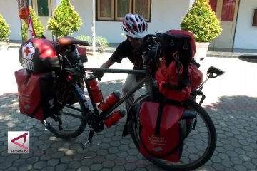 Bersepeda keliling indonesia bangkitkan literasi
