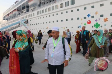 Kapal pesiar di Kuala Tanjung