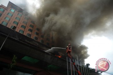 Upaya pemadaman kebakaran hotel terkendala