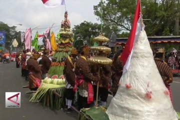 Kirab tumpeng agung dalam merti Kelurahan Purworejo