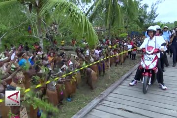 Presiden & Ibu negara tinjau Asmat naik motor