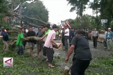 Puting beliung sapu sebagian kota Sukabumi