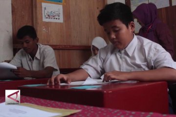 Siswa berkebutuhan khusus ikuti serius ujian nasional