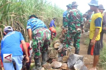 Tim Itjenad Makan Bersama Warga Saat Tinjau TMMD Ke-101