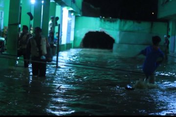Damkar sedot banjir dari Pesantren Persis Garut