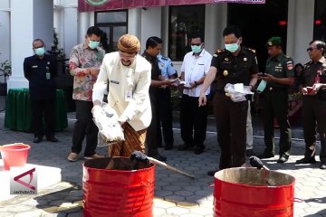 Kejari Surakarta musnahkan Barbuk tindak kejahatan