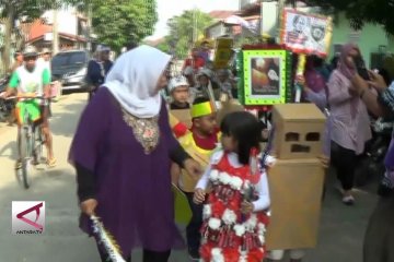 Siswa TK Peringati Hari Kartini berbusana daur ulang