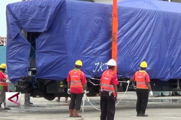 Dua rangkaian LRT tiba di Palembang