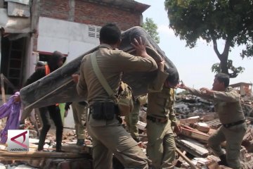 Pemkot Semarang bongkar bangunan liar di bantaran sungai