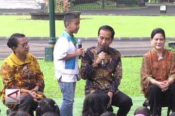 Presiden ajak anak pengidap kanker main sulap