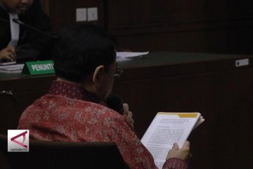 Setnov membacakan pledoi sambil terisak