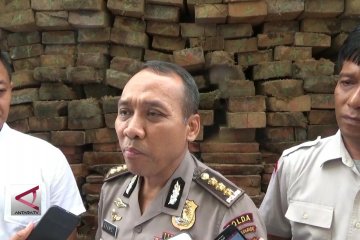 Polda sumbar sita truk pembawa kayu ilegal