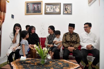 Presiden Jokowi dan Ibu Negara melayat besan