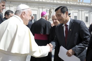 Luhut Panjaitan bertemu Paus Fransiskus di Vatikan