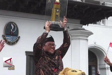 Gubernur Jabar mengarak penghargaan dari presiden