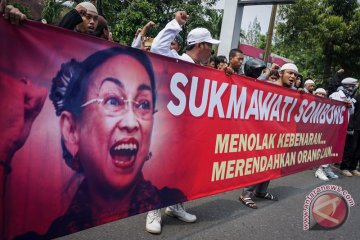 Aksi memprotes puisi Sukmawati