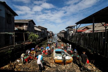 Bersihkan sampah ceceran minyak