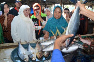 Blusukan Khofifah di pasar ikan